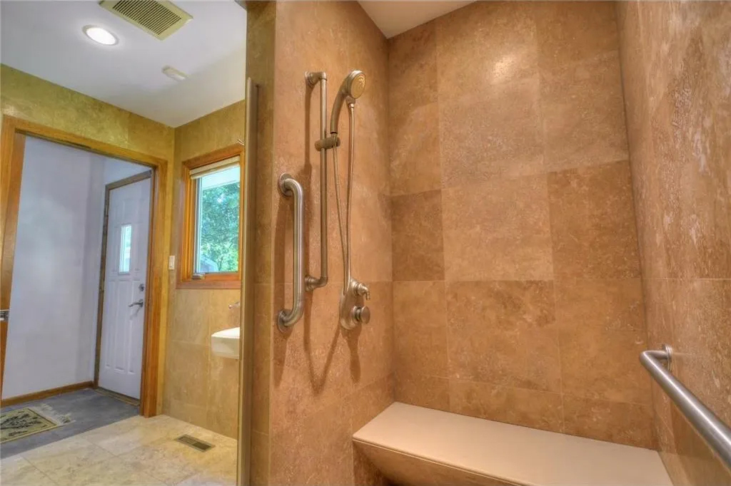 Shared bathroom #2 - 415 12th Ave E