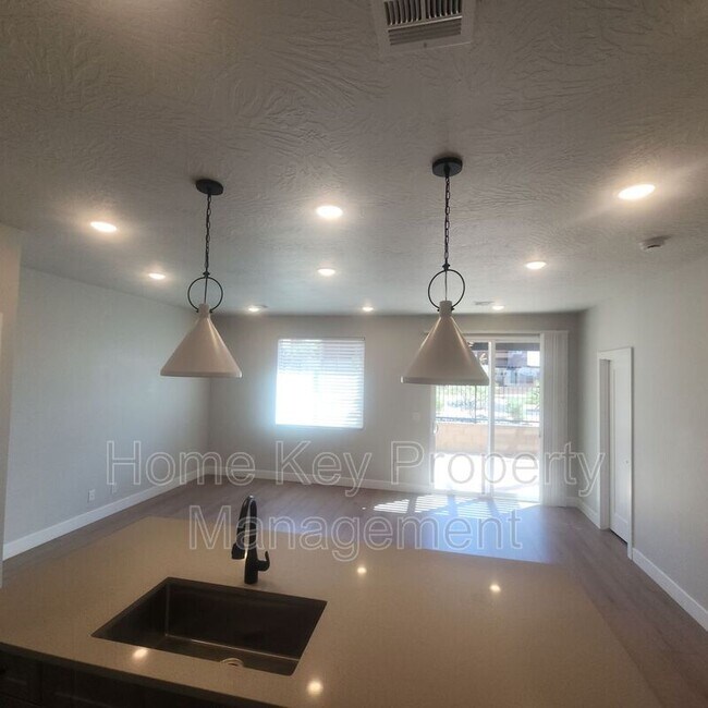 Building Photo - 3954 Razor Dr