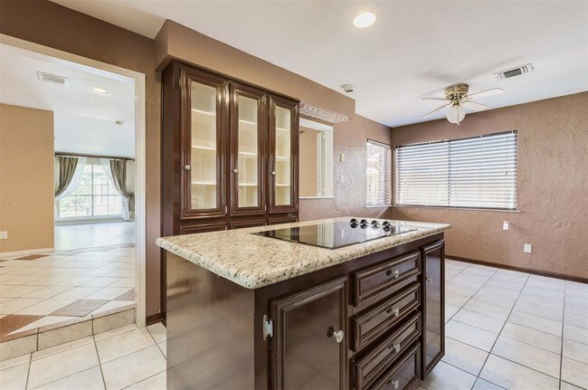 Building Photo - 2207 Briarview Dr