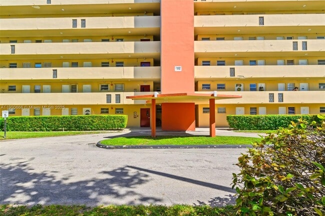 Building Photo - 1770 NE 191st St