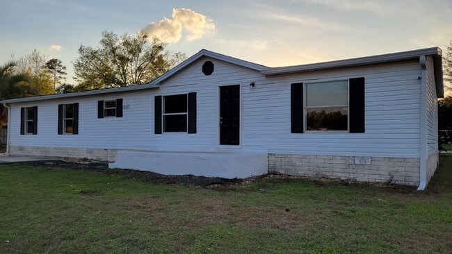 Building Photo - Huge 4 bedroom 2 bath home in a great family neighborhood.