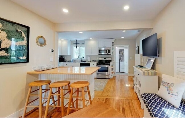 Building Photo - 428 Main St