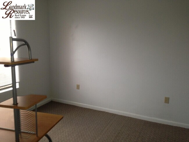 Building Photo - 1600 Park Cir