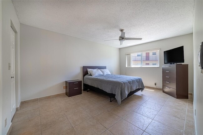 Building Photo - 701 Lori Dr