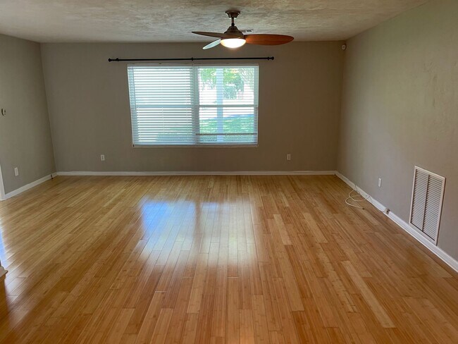 Building Photo - Eastgate Home