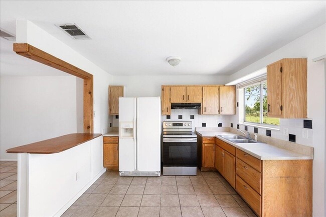 Building Photo - 849 SW Belmont Cir
