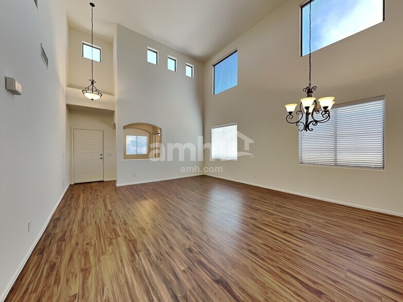 Building Photo - 17658 W Bloomfield Rd