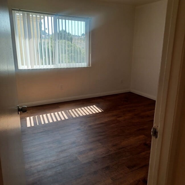 Building Photo - 2BDRM / 1 BATH CONDO Management Super Move...