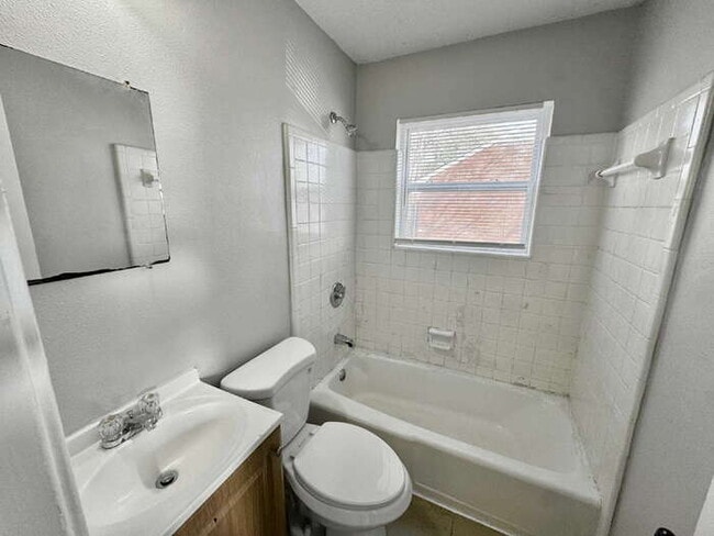 Building Photo - 1742 E Holmes Rd