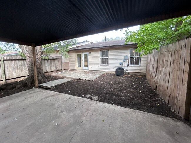 Building Photo - **APPLICATION RECEIVED** Convenient 2 Bedr...