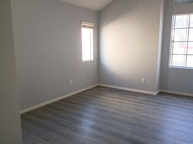 Building Photo - MOVE-IN -READY