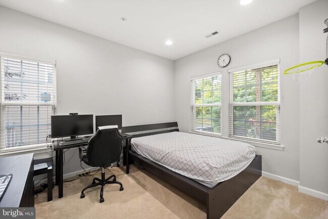 Building Photo - 1738 Beacon Ln