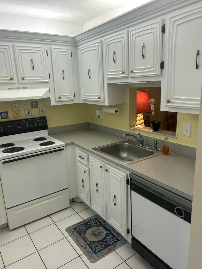 Building Photo - 2801 Somerset Dr