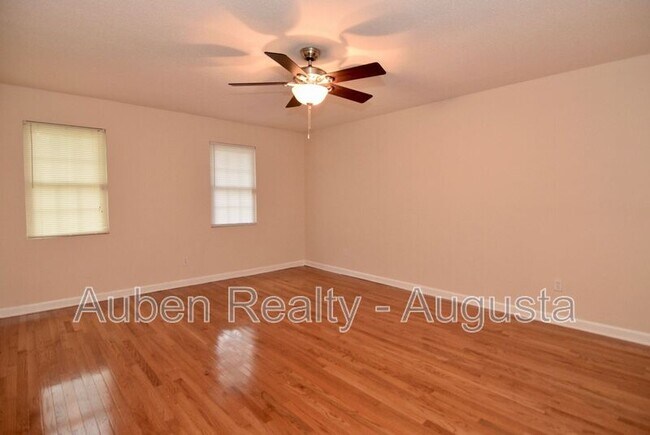 Building Photo - 490 Pheasant Run Dr