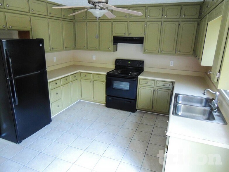 Building Photo - 1102 Plantation Dr SE