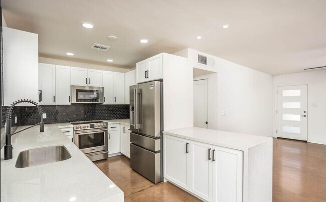 Building Photo - New Rental Price: $2,700 per month (utilities included). Special Conditions: Immediate move-in on...