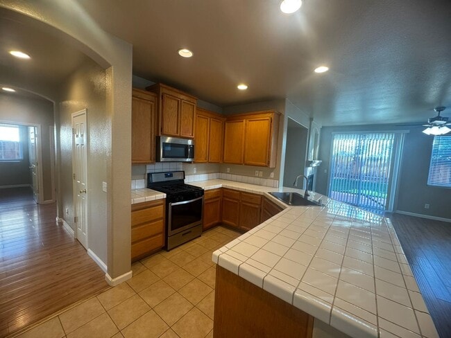 Building Photo - Spacious 4 Bedroom Home in Elk Grove