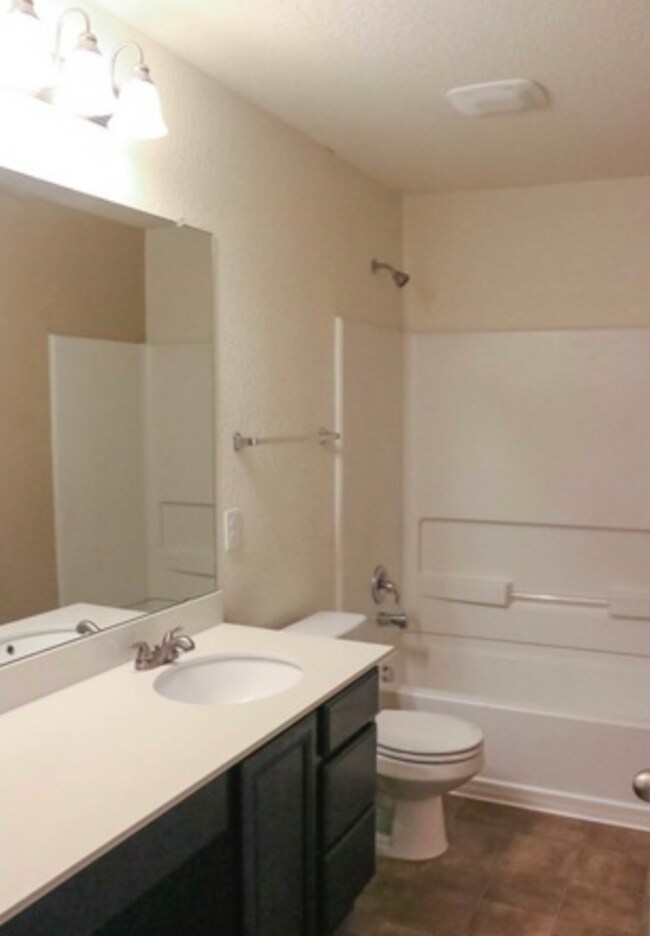 Building Photo - BEAUTIFUL  4 bedroom, 3 FULL bath