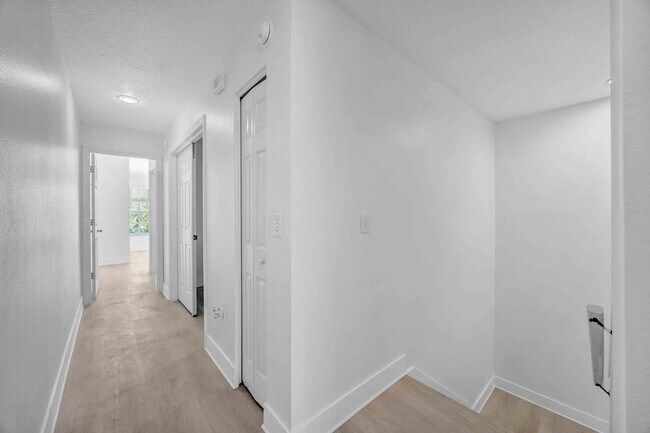 Building Photo - 727 Kensington Lake Cir