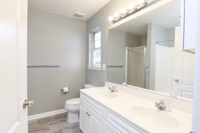 Building Photo - 2204 Lesner Crescent