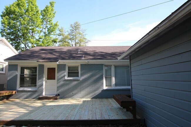 Building Photo - Available-Adorable Large 3 bedroom Home near Downtown!