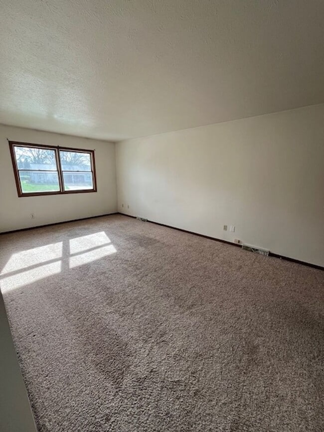 Building Photo - 466-468 S Kaser Dr
