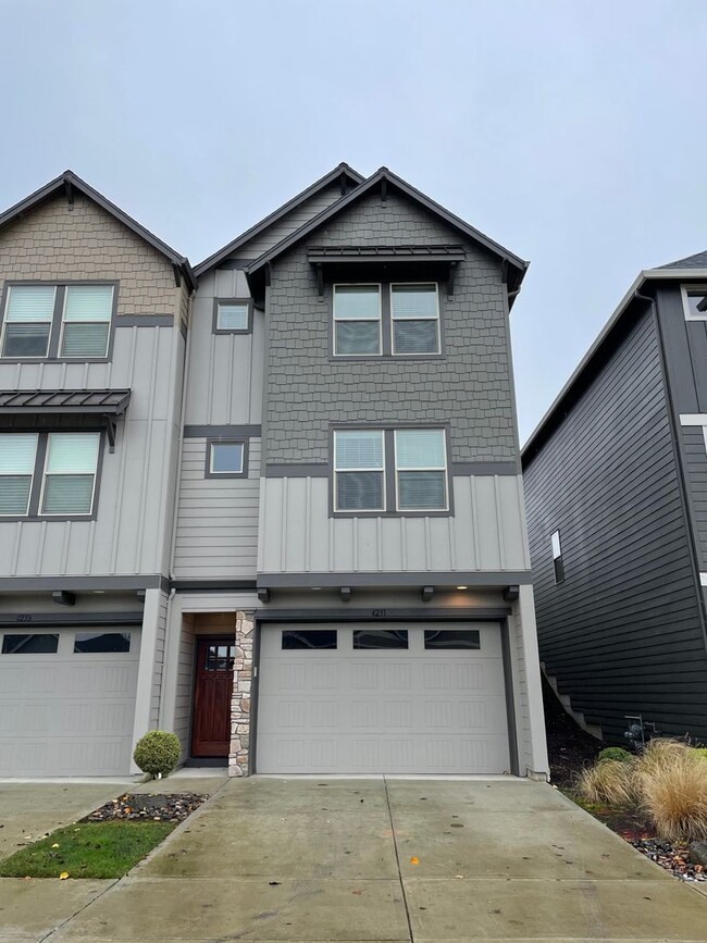 Building Photo - LUXURY 4 BD TOWNHOME! GATED PARKER VILLAGE...