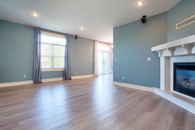 Building Photo - 3 BED 3 BATH HOME ON LAKE