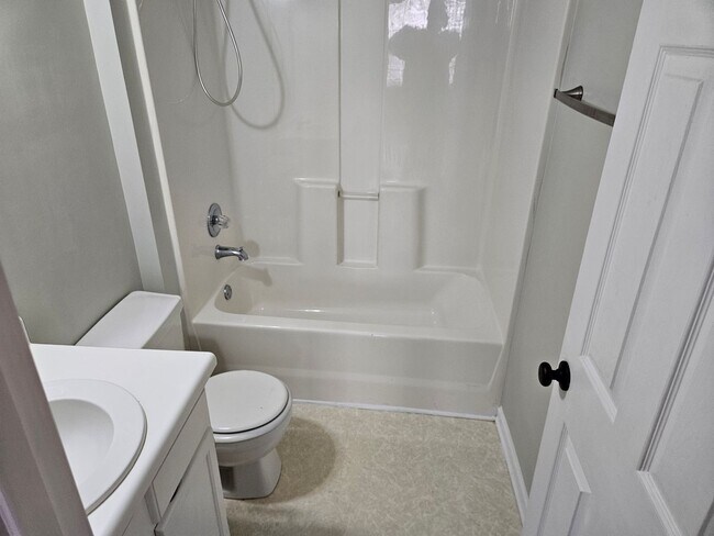 Building Photo - Darling 3br/2ba home. Available now! Scree...