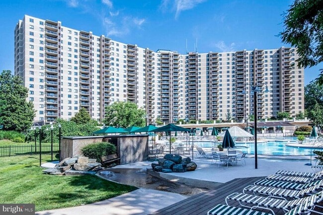 Building Photo - 203 Yoakum Pkwy