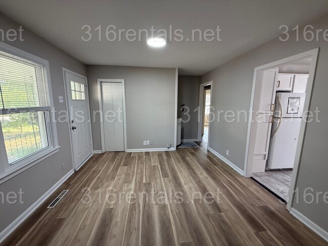 Building Photo - $995 - 3 bed 1 bath - Single Family Home