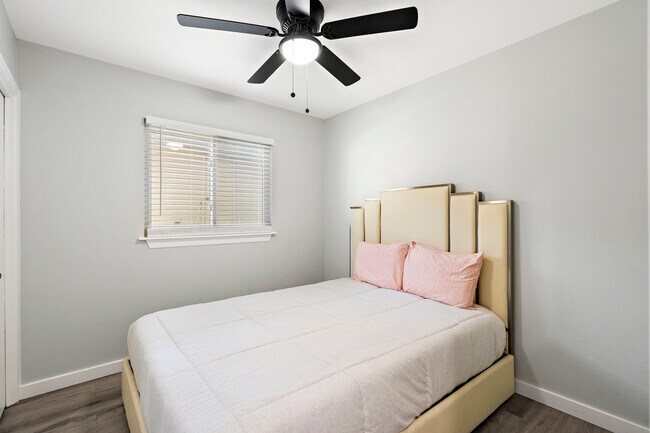 Building Photo - 3400 Laguna Dr