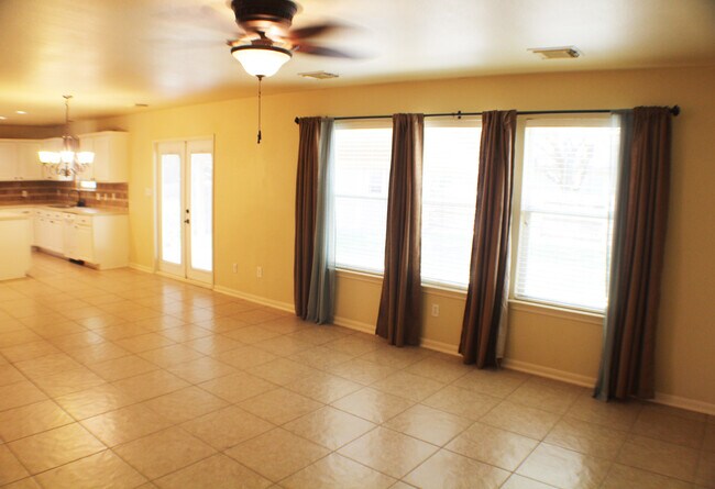 Building Photo - Beautiful Rental now available in Thistle ...
