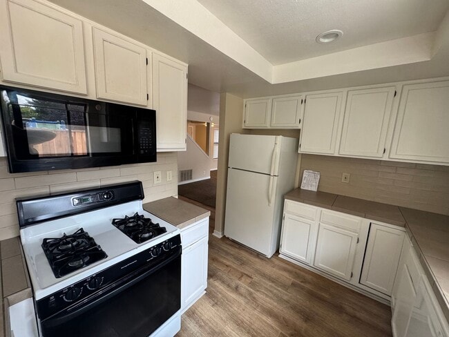 Building Photo - Welcome to your newly remodeled townhome!