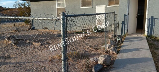 Building Photo - 3 Bedroom Duplex for Rent in Barstow