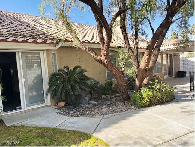 Building Photo - 16 Oak Hollow Ct