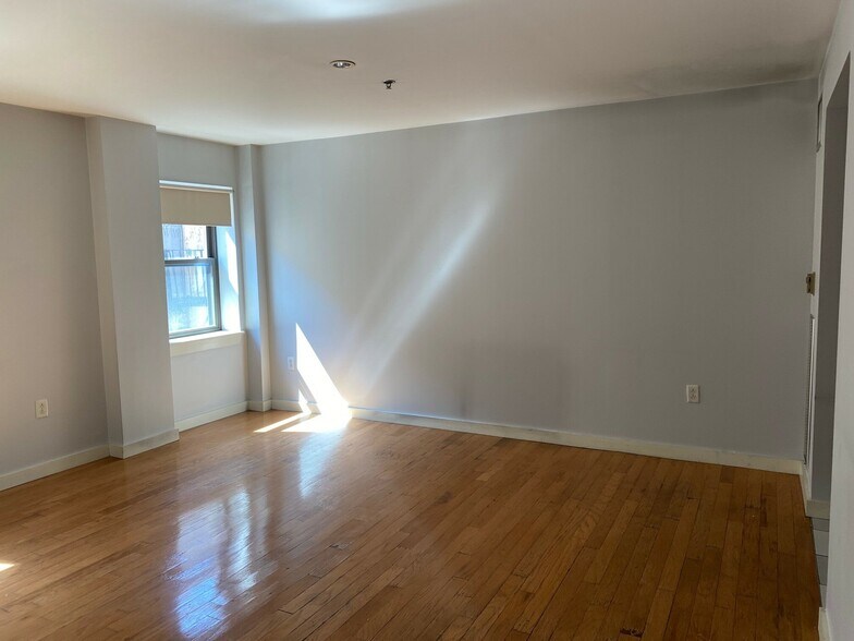 Building Photo - 528 Commonwealth Ave