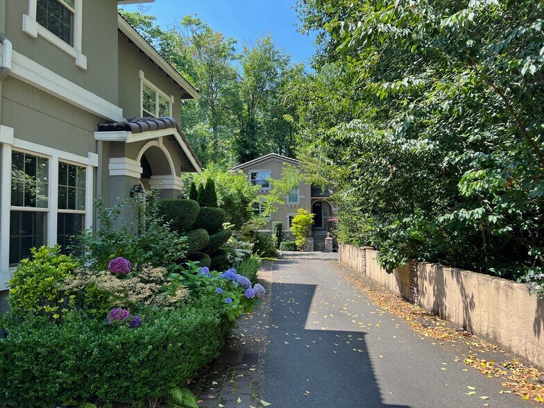 Building Photo - 12323 NE 102nd Ln