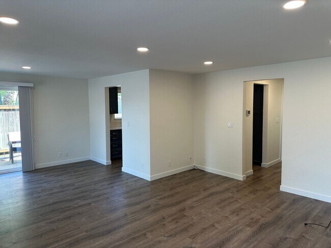 Building Photo - Beautifully updated 3 bedroom 1.5 bath dup...