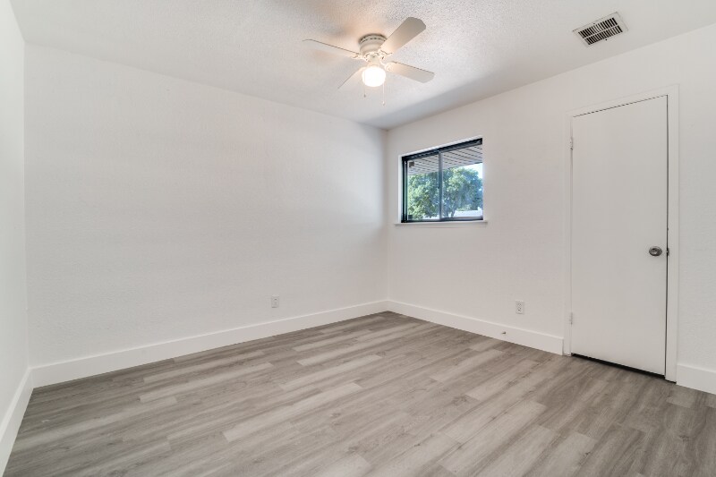 Building Photo - 1622 Hillwood Dr