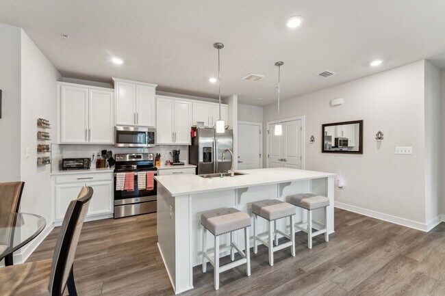 Building Photo - Gorgeous 2bd/2ba modern condo w/balcony located conveniently in MOSAIC AT WOODLAND PARK in Herndon.