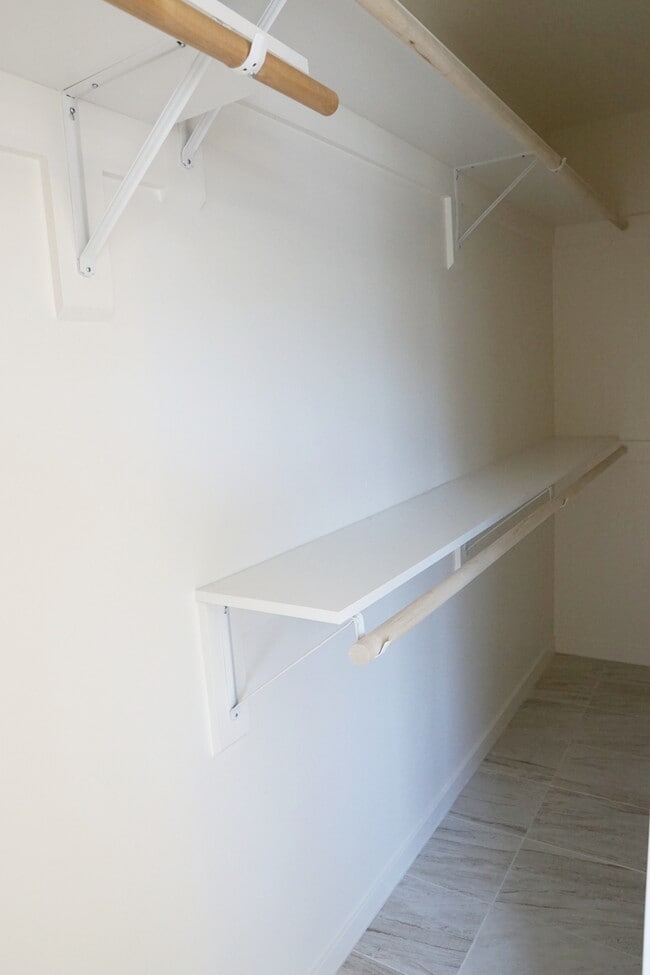 Building Photo - 517 S Mountain View Dr