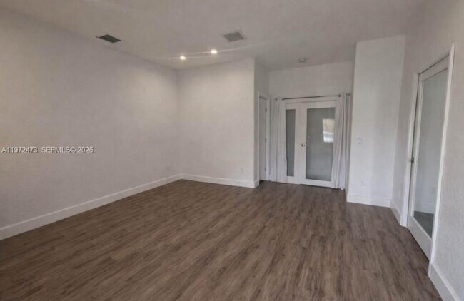 Building Photo - 718 SE 12th Ter