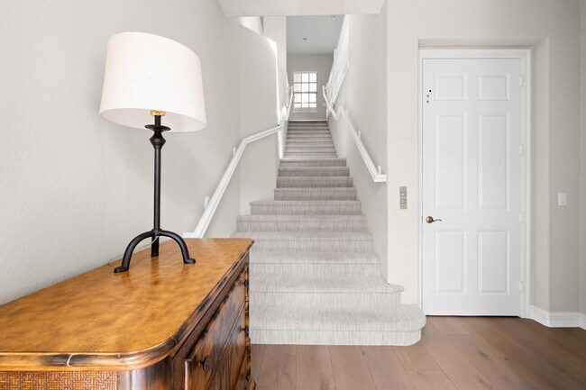 Building Photo - 3 Bed + Flex, 3 Bath 2,686 Sq Ft - Top Floor Coach Home