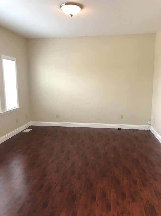 Building Photo - 873 Apgar St