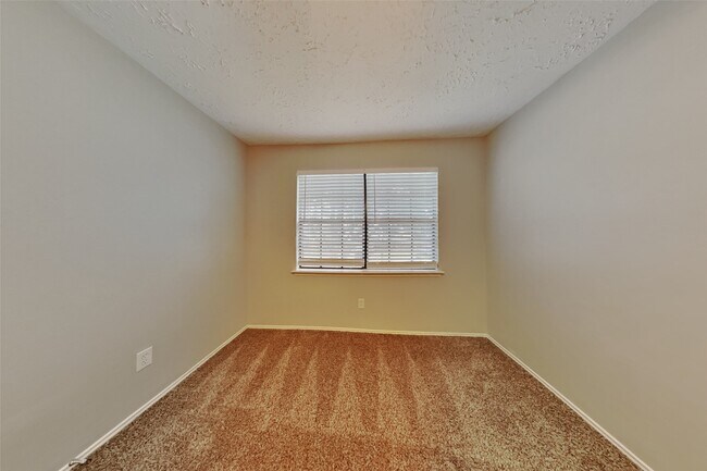 Building Photo - 2010 Creekshire Dr