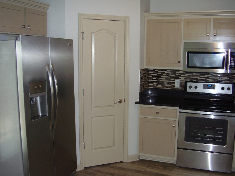 Building Photo - 2528 New Holland Cir