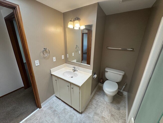 Building Photo - 611 Clubhouse Dr