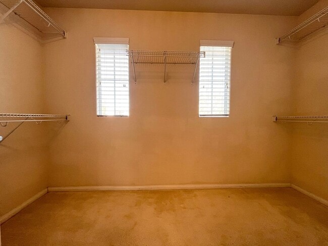 Building Photo - Beautiful 2 story single family house