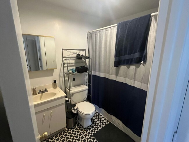 Building Photo - One bed, duplex in Lakeview, Pet friendly!!